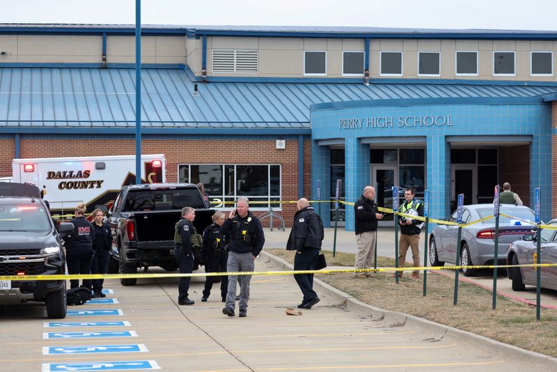 &copy; Reuters. ضباط إنفاذ القانون يصلون إلى موقع حادث إطلاق نار داخل مدرسة بيري الثانوية بولاية أيوا الأمريكية يوم الخميس . تصوير : سكوت مورجان - رويترز  . 