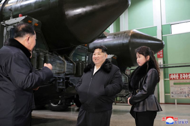 &copy; Reuters. El líder norcoreano Kim Jong Un, acompañado de su hija Kim Ju Ae, visita una planta de producción de vehículos militares, en esta imagen difundida por la Agencia Central de Noticias de Corea del Norte (KCNA) el 4 de enero de 2024.  KCNA vía REUTERS