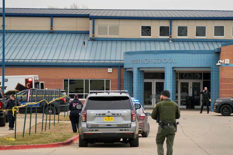 © Reuters. Law enforcement officers respond to a school shooting at the Perry Middle School and High School complex in Perry, Iowa, U.S., January 4, 2024.  REUTERS/Cheney Orr