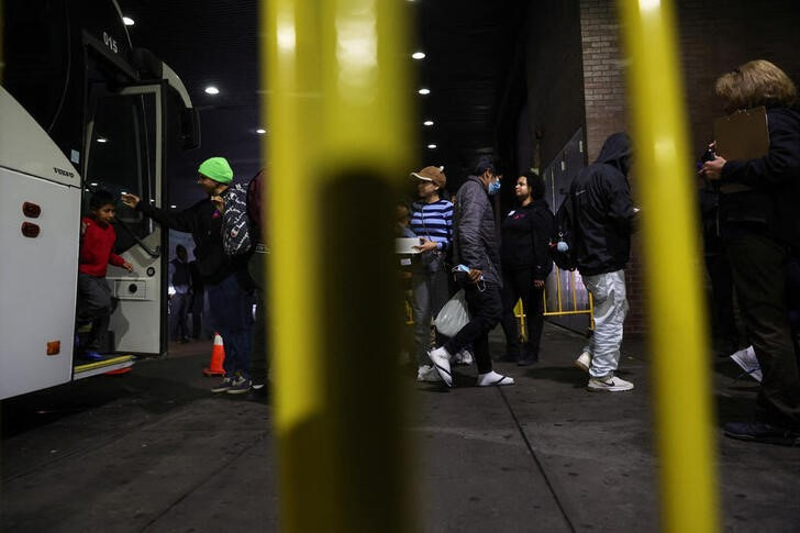 &copy; Reuters. 米ニューヨーク市は４日、テキサス州から約３万３０００人以上の移民を同市に運んだとしてバス会社１７社を提訴した。写真は、テキサス州からバスでNYに到着した移民の人々。２０２２