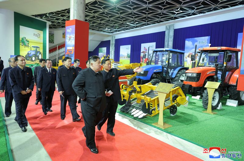&copy; Reuters. الزعيم الكوري الشمالي كيم جونج أون خلال زيارته لقاعة معرض للآلات الزراعية في مكان غير معروف بكوريا الشمالية يوم الثاني من يناير كانون الثان