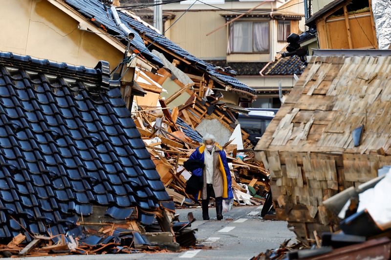 &copy; Reuters. A woman, whose house was damaged by an earthquake carries her belongings as she heads to an evacuation centre, in Wajima, Ishikawa Prefecture, Japan, January 5, 2024. REUTERS/Kim Kyung-Hoon
