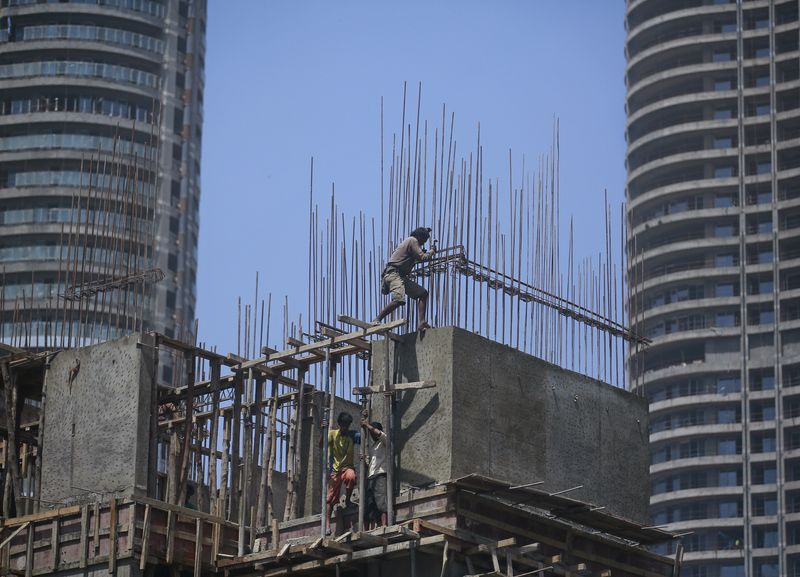 &copy; Reuters. FILE PHOTO: Labourers work at the construction site of a residential building in Mumbai's central financial district April 6, 2015.REUTERS/Danish Siddiqui/File Photo