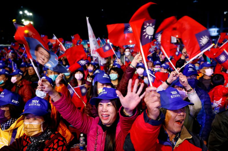 &copy; Reuters. Supporters of Hou Yu-ih, a candidate for Taiwan's presidency from the main opposition party Kuomintang (KMT) attend a campaign event in Keelung, Taiwan January 4, 2024. REUTERS/Ann Wang