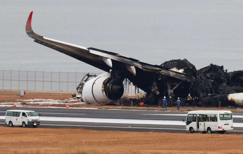 &copy; Reuters.     国交省の航空局幹部は５日、羽田空港で２日に起きた日本航空（ＪＡＬ）機と海上保安庁の航空機の衝突事故について、管制官の基本動作は適切だったとの認識を示した。写真は羽田空