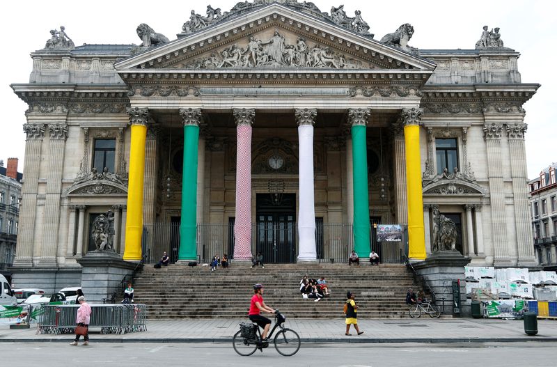 &copy; Reuters. La Bourse est décorée des différentes couleurs des maillots du Tour de France cycliste, avant le Grand Départ du Tour de France cycliste 2019 à Bruxelles, en Belgique. /Photo d'archive/REUTERS/Francois Lenoir