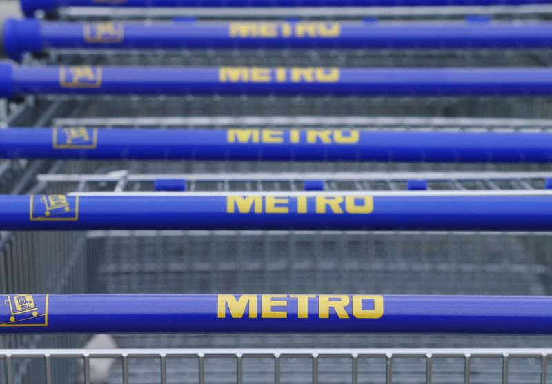 &copy; Reuters. Les logos du détaillant allemand Metro sont représentés sur des caddies/Photo d'archive/REUTERS/Heinz-Peter Bader