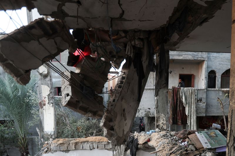 &copy; Reuters. رجل فلسطيني ينظر إلى منزل تضرر في غارة إسرائيلية، وسط الصراع المستمر بين إسرائيل وحركة حماس الإسلامية الفلسطينية، في رفح جنوب قطاع غزة يوم 