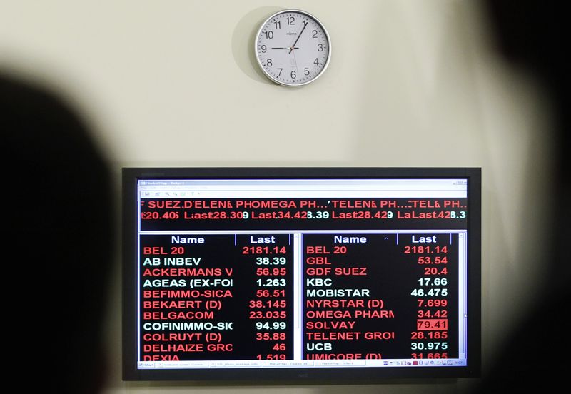 &copy; Reuters. Le tableau de l'indice BEL 20 est vu à la Bourse NYSE Euronext de Bruxelles. /Photo d'archive/REUTERS/Thierry Roge (BELGIQUE - Tags : AFFAIRES)
