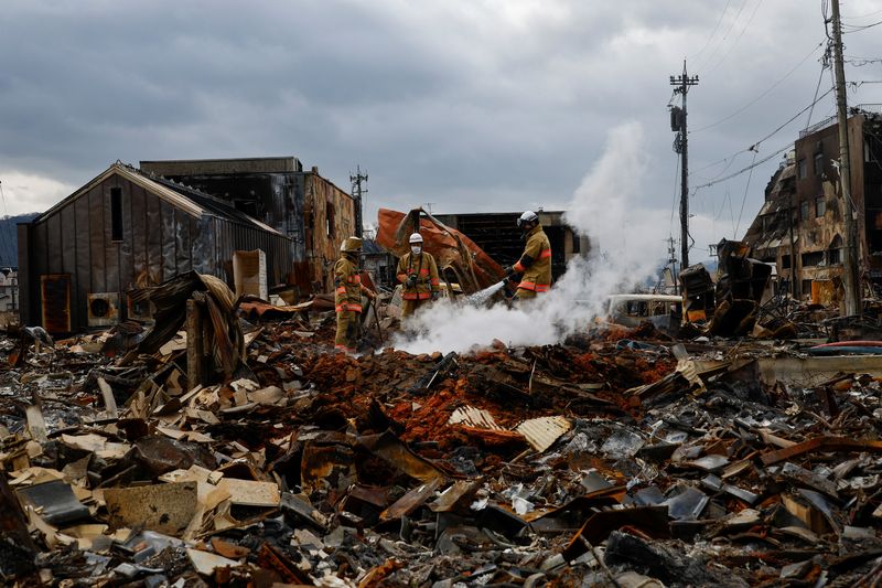 © Reuters. Smoke rises as firefighters put out fire on the burnt-down Asaichi-dori street, in the aftermath of an earthquake, in Wajima, Ishikawa Prefecture, Japan, January 5, 2024. REUTERS/Kim Kyung-Hoon