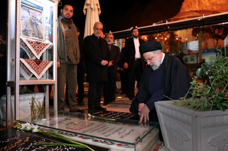 &copy; Reuters. Iran's President Ebrahim Raisi visits the grave of Iranian military commander General Qassem Soleimani, in Kerman, Iran, January 5, 2024. Iran's Presidency/WANA (West Asia News Agency)/Handout via REUTERS 