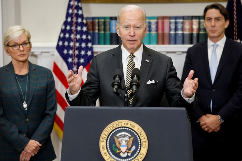 &copy; Reuters. FILE PHOTO: U.S. President Joe Biden, with Energy Secretary Jennifer Granholm and Senior Advisor for Energy Security Amos Hochstein, delivers remarks on the national Strategic Petroleum Reserve form the Roosevelt Room at the White House in Washington, U.