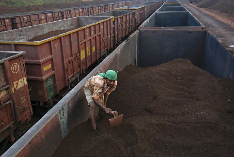 &copy; Reuters. Trem de carga de minério de ferro na Índia