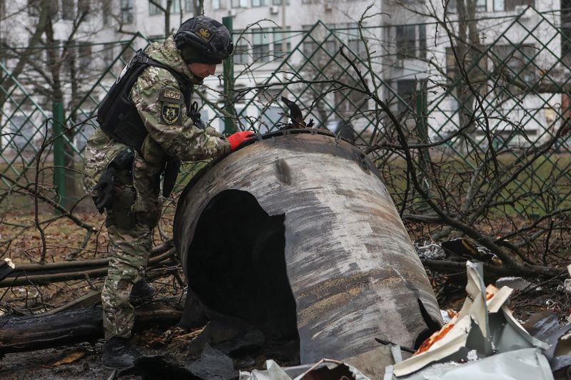 &copy; Reuters. فرد من فرقة خبراء المفرقعات يفحص بقايا صاروخ مجهول في موقع سكني تضرر جراء قصف صاروخي روسي في وسط خاركيف بأوكرانيا يوم الثاني من يناير كانون 