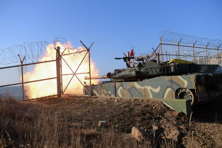 © Reuters. Un tanque dispara durante unas maniobras militares en la isla de Yeonpyeong, Corea del Sur. 5 enero 2024. Ministerio de Defensa/entrega vía Reuters. ATENCIÓN EDITORES - ESTA IMAGEN FUE ENTREGADA POR UNA TERCERA PARTE.