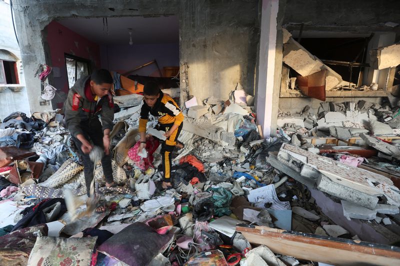 &copy; Reuters. Niños palestinos inspeccionan el interior de una casa dañada en un ataque israelí, en medio del conflicto en curso entre Israel y el grupo islamista palestino Hamás, en Rafah, en el sur de la Franja de Gaza. 5 de enero de 2024. REUTERS/Ibraheem Abu Mu