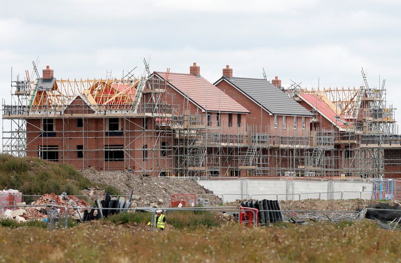 © Reuters. New houses under construction are pictured in Aylesbury, Britain August 6, 2020. REUTERS/Matthew Childs