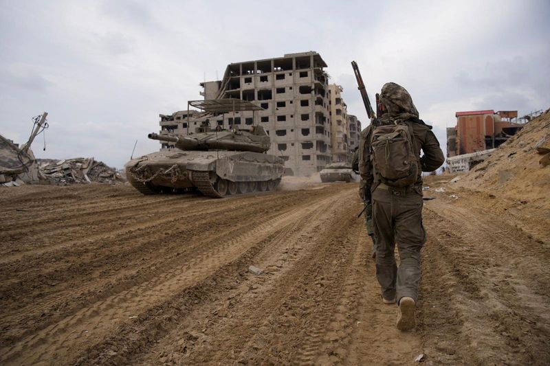 &copy; Reuters. Soldati israeliani operano nella Striscia di Gaza nel contesto del conflitto in corso tra Israele e il gruppo istlamista palestinese Hamas, in questa foto rilasciata il 5 gennaio 2024. Israel Defense Forces/Handout via REUTERS THIS IMAGE HAS BEEN SUPPLIED