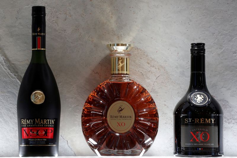 &copy; Reuters. Bottiglie di cognac Remy Martin VSOP, cognac Remy Martin XO e brandy St-Remy XO esposte nella sede della Remy Cointreau SA a Parigi, Francia, 21 gennaio 2019. REUTERS/Benoit Tessier/File Photo
