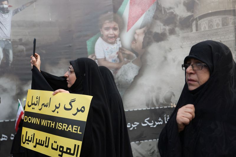 &copy; Reuters. Des personnes assistent à la cérémonie funéraire de Faezeh Rahimi, l'une des victimes de l'attaque de l'État islamique à Kerman, après la prière du vendredi à Téhéran, en Iran. /Photo prise le 5 janvier 2024/Majid Asgaripour/WANA (West Asia New