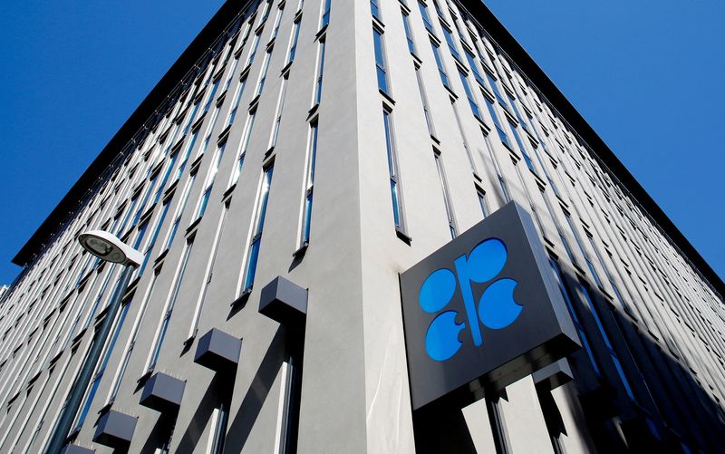 &copy; Reuters. FOTO DE ARCHIVO: El logotipo de la Organización de Países Exportadores de Petróleo (OPEP) se ve fuera de la sede de la OPEP en Viena, Austria. 9 de abril de 2020. REUTERS/Leonhard Foeger/Archivo