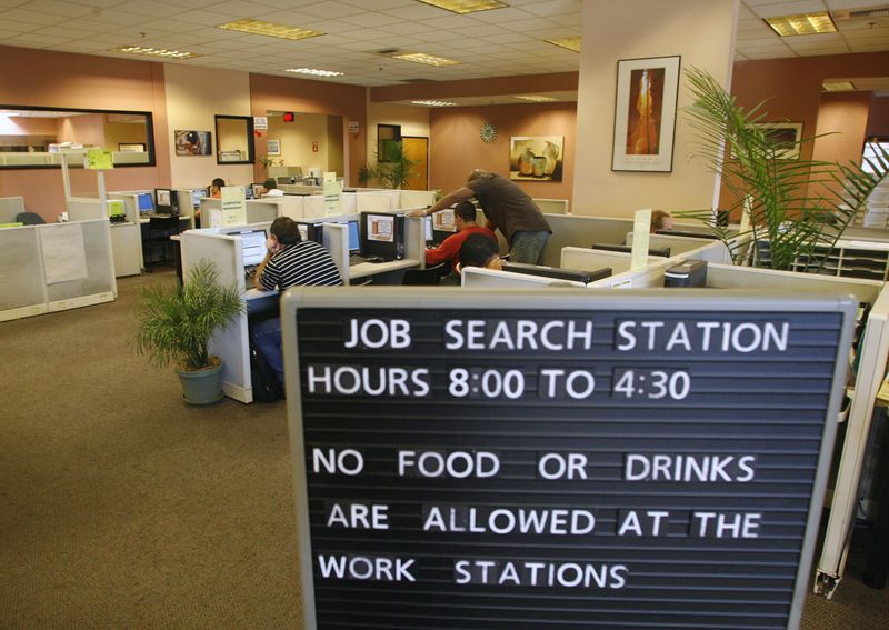 &copy; Reuters. Les demandeurs d'emploi utilisent des ordinateurs pour rechercher des emplois en Californie, Etats-Unis/REUTERS/Fred Prouser