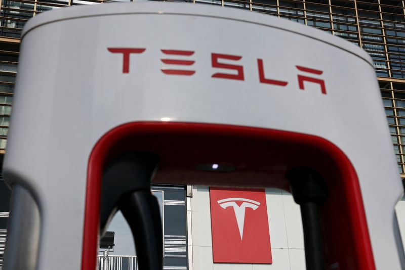&copy; Reuters. Logo da Tesla em unidade de carregamento de bateria do lado de fora de concessionária da montadora em Pequim
04/01/2024 REUTERS/Florence Lo
