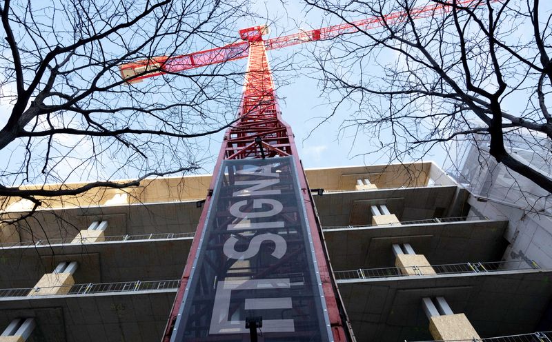 &copy; Reuters. FILE PHOTO: The sign of Signa Holding is placed on a crane next to a construction site in Vienna, Austria, December 19, 2023. REUTERS/Lisa Leutner/File Photo