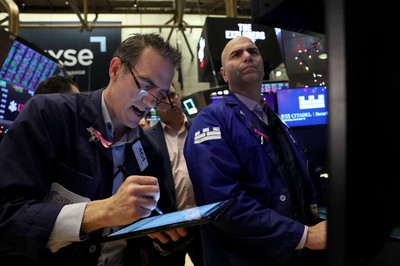 © Reuters. FILE PHOTO: Traders work on the floor at the New York Stock Exchange (NYSE) in New York City, U.S., December 13, 2023.  REUTERS/Brendan McDermid/File Photo