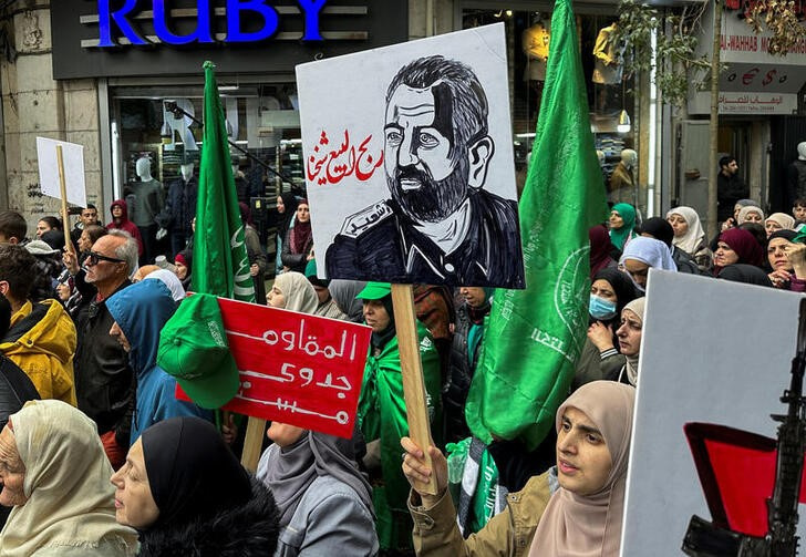 &copy; Reuters. Cientos de personas se manifiestan en contra de la guerra de Israel contra Hamas en Gaza, en Ramala, Cisjordania. 5 enero 2024. REUTERS/Ali Sawafta