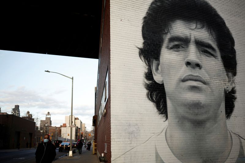 &copy; Reuters. شخص يسير بجوار جدارية لأسطورة كرة القدم الأرجنتينية الراحل دييجو مارادونا في نيويورك يوم 28 مارس آذار 2023. تصوير: اماندا بروبيلي - رويترز