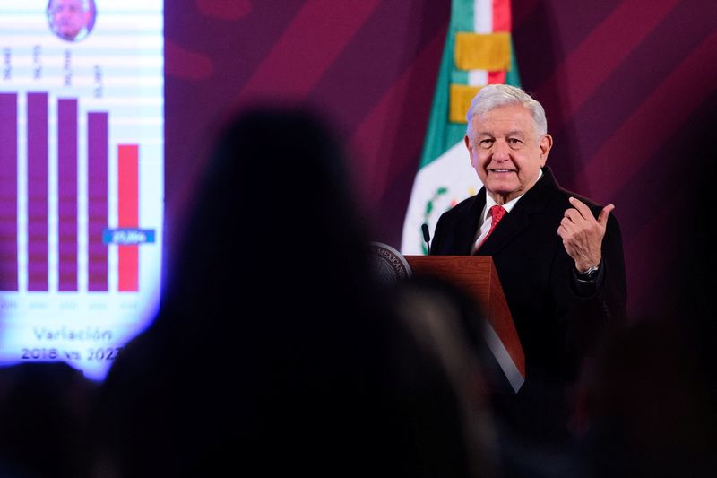 &copy; Reuters. FOTO DE ARCHIVO. El presidente de México, Andrés Manuel López Obrador, habla durante su conferencia de prensa habitual, en la que pidió que se respete el resultado de las elecciones presidenciales de la vecina Guatemala para evitar "conflictos", mient