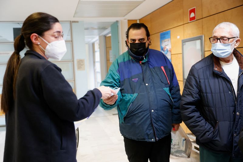 &copy; Reuters. People wear protective face masks at the Malvarrosa Health Centre, as health authorities in the province made the use of face masks compulsory in health centres due to the high number of patients with respiratory diseases, in Valencia, Spain, January 5, 2