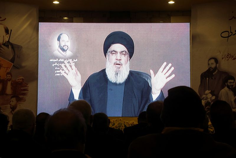&copy; Reuters. Il leader di Hezbollah in Libano, Sayyed Hassan Nasrallah, parla in televisione durante una cerimonia commemorativa in occasione di una settimana dalla scomparsa di Mohammad Yaghi, una delle figure di spicco del potente gruppo armato, a Baalbek, in Libano