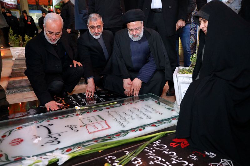 &copy; Reuters. Photo du président iranien Ebrahim Raïssi visite la tombe du commandant militaire iranien, le général Qassem Soleimani. /Photo prise le 5 janvier 2024 à Kerman, Iran/REUTERS/Iran's Presidency/WANA