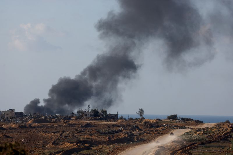 &copy; Reuters. Smoke rises as Israeli military vehicles move inside central Gaza, amid the ongoing conflict between Israel and the Palestinian Islamist group Hamas, January 5, 2024. REUTERS/Amir Cohen
