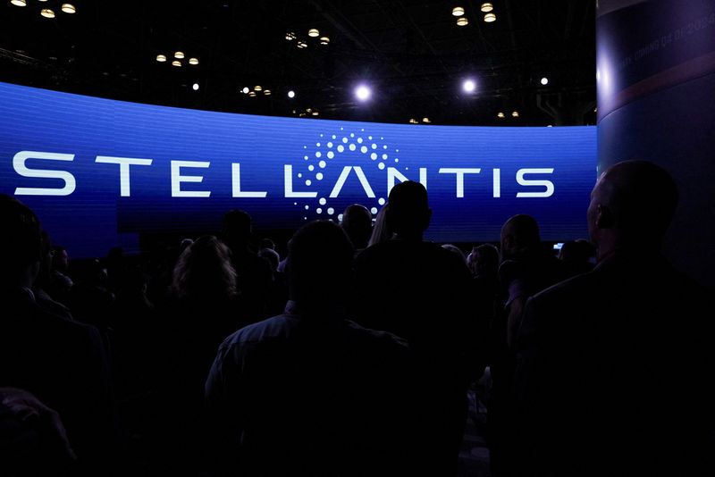 © Reuters. FILE PHOTO: People attend a Stellantis presentation at the New York International Auto Show, in Manhattan, New York City, U.S., April 5, 2023. REUTERS/David 'Dee' Delgado/File Photo