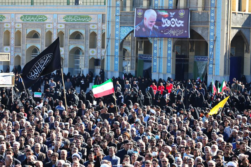 © Reuters. La gente asiste a la ceremonia fúnebre de las víctimas del ataque del Estado Islámico en Kerman, Irán, 5 de enero de 2024. Presidencia de Irán/WANA (Agencia de Noticias de Asia Occidental)/Handout via REUTERS/File Photo