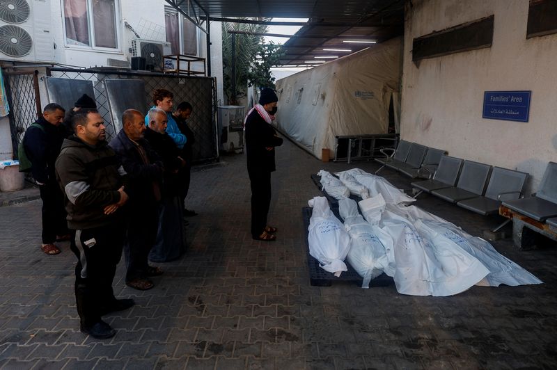 © Reuters. مشيعون خلال صلاة الجنازة لفلسطينيين قتلوا في غارة إسرائيلية بمستشفى أبو يوسف النجار في رفح بجنوب قطاع غزة يوم الجمعة. تصوير: محمد سالم - رويترز.

