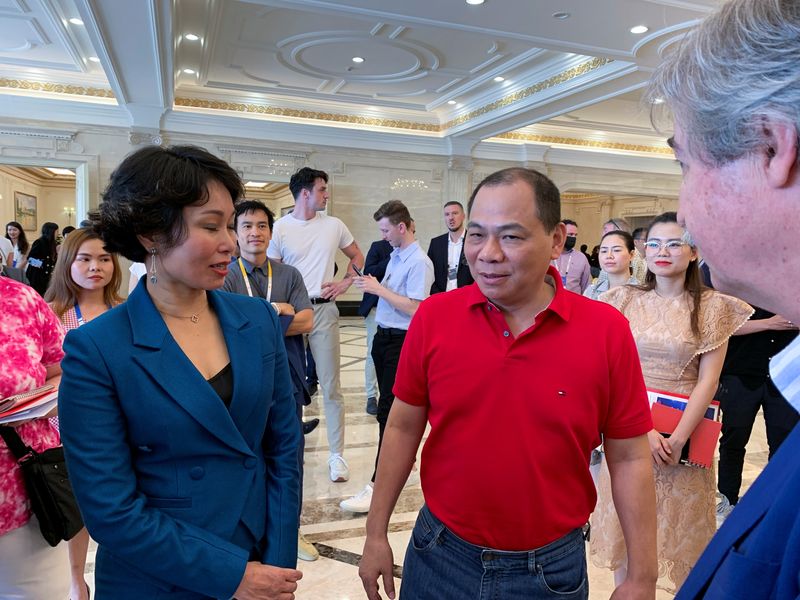 &copy; Reuters. VinFast CEO Le Thi Thu Thuy speaks to VinGroup founder and Chairman Pham Nhat Vuong at a VinFast event in Nha Trang, Vietnam April 9, 2022, Picture taken April 9, 2022. REUTERS/Kevin Krolicki/File Photo