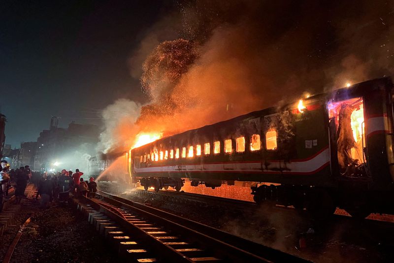 &copy; Reuters. Firefighters try to extinguish a fire caught on a passenger train, ahead of the general election in Dhaka, Bangladesh, January 5, 2024. REUTERS/Mohammad Ponir Hossain CORRECTING INFORMATION FROM "A FIRE SET TO A PASSENGER TRAIN" TO "A FIRE CAUGHT ON A PAS