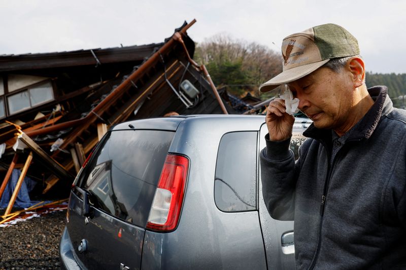 &copy; Reuters. Yutaka Obayashi, who lives in his car after the earthquake, cries after greeting firefighters in gratitude, in Wajima, Ishikawa Prefecture, Japan, January 6, 2024. REUTERS/Kim Kyung-Hoon