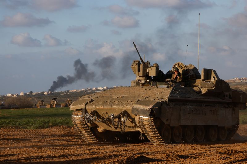 © Reuters. An Israeli armoured personnel carrier (APC) rolls into Israel, amid the ongoing conflict between Israel and the Palestinian Islamist group Hamas, outside of the border of central Gaza, January 5, 2024. REUTERS/Amir Cohen