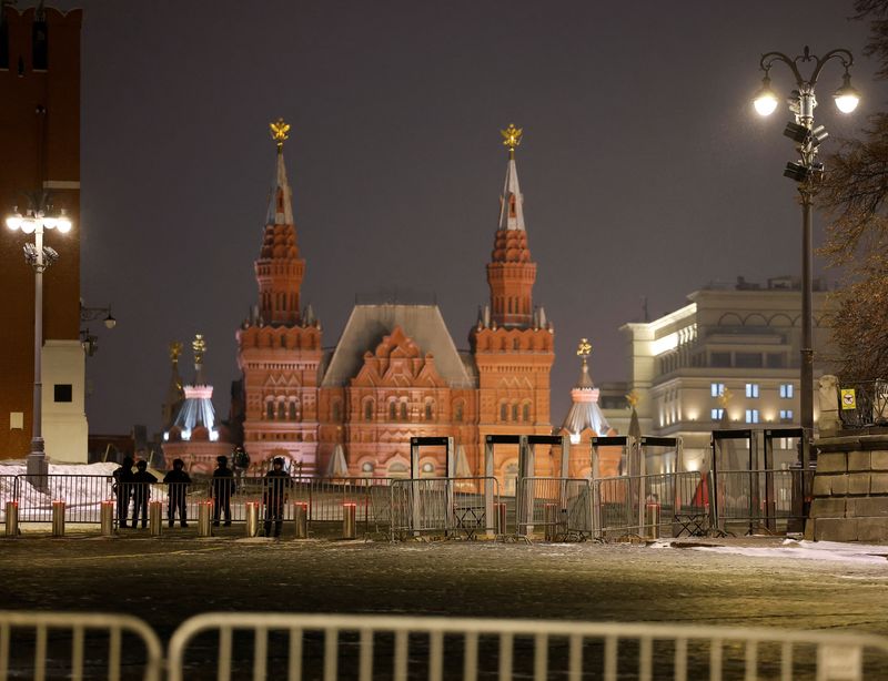 &copy; Reuters. Law enforcement officers stand guard in Red Square, which is closed for the public during the New Year's Eve celebrations in Moscow, Russia December 31, 2023. REUTERS/Maxim Shemetov