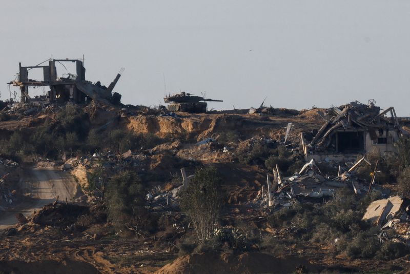 &copy; Reuters. دبابة إسرائيلية في وسط قطاع غزة يوم الجمعة. تصوير: عامير كوهين - رويترز.