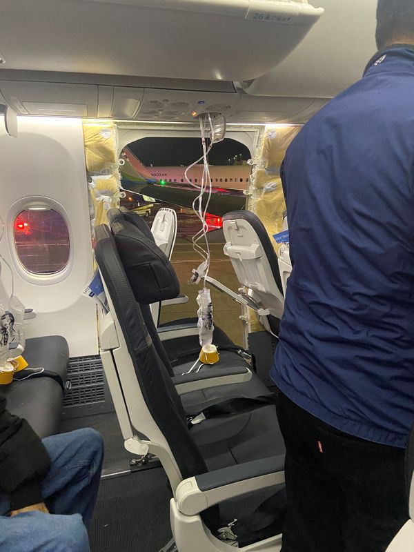 &copy; Reuters. Las máscaras de oxígeno de los pasajeros cuelgan del techo junto a una ventana faltante y una parte de una pared lateral de un vuelo 1282 de Alaska Airlines, que se dirigía a Ontario, California y sufrió despresurización poco después de despegar, en