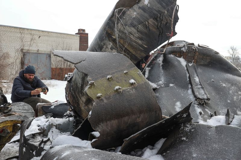 &copy; Reuters. A man photographs parts of an unidentified missile, which Ukrainian authorities believe to be made in North Korea and was used in a strike in Kharkiv earlier this week, amid Russia's attack on Ukraine, in Kharkiv, Ukraine January 6, 2024. REUTERS/Vyachesl