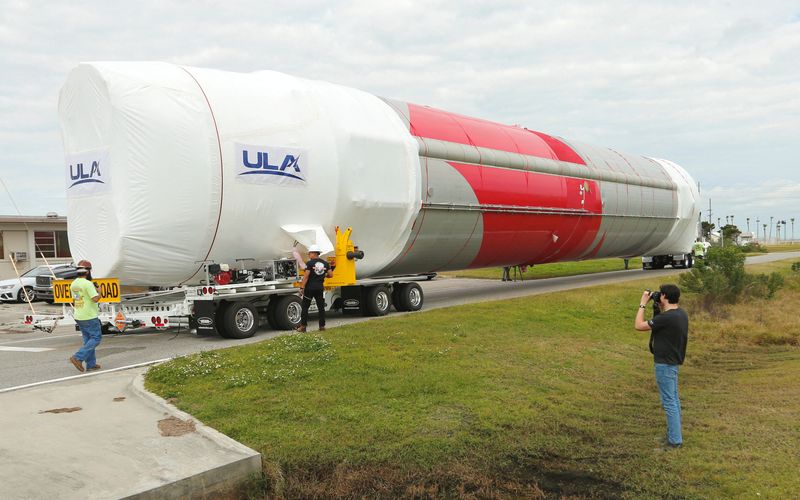 © Reuters. FILE PHOTO: United Launch Alliance's next-generation Vulcan rocket is unloaded after it arrived by ship in Cape Canaveral, Florida, U.S. January 22, 2023. REUTERS/Joe Skipper/File Photo