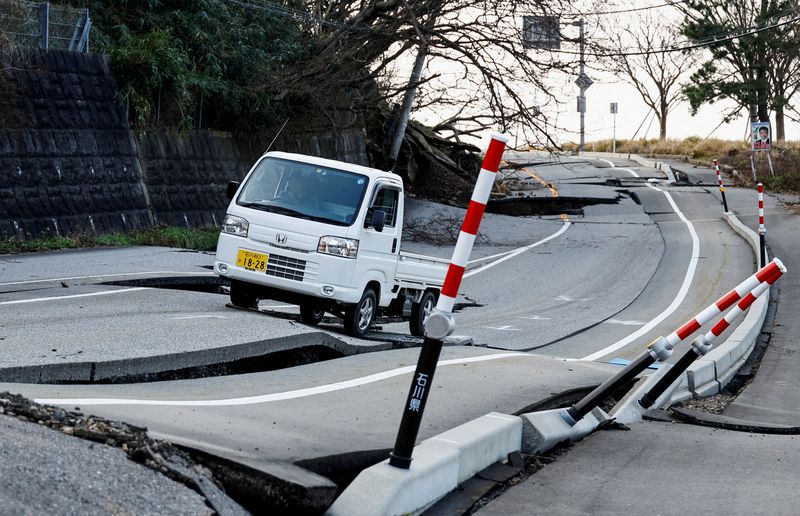 © Reuters. Masatoshi Nakamae drives his car on a damaged road as he heads to his town Soryomachi, which is isolated after the earthquake, in Wajima, Ishikawa Prefecture, Japan, January 6, 2024. REUTERS/Kim Kyung-Hoon