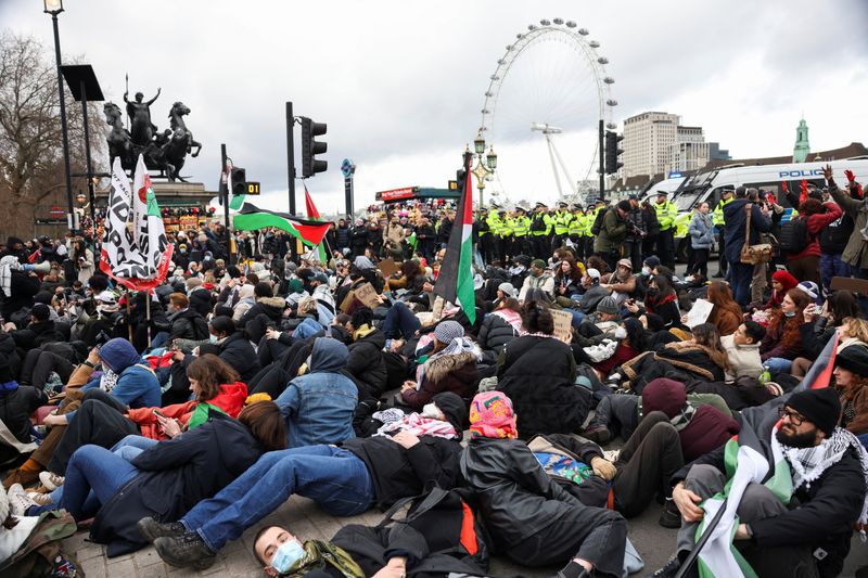 &copy; Reuters. محتجون يشاركون في مظاهرة مؤيدة للفلسطينيين في لندن يوم السبت . تصوير : هولي آدامز - رويترز .
